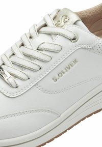 Baskets S.OLIVER blanches en cuir texturé, avec des accents dorés et des détails en mesh. Elles disposent de lacets plats et d'une semelle en caoutchouc souple beige.
