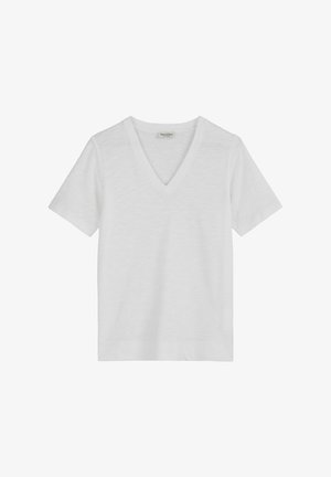 Camiseta blanca de cuello en V hecha de un tejido ligero. Mangas cortas, corte relajado, con una textura sutil. Sin patrones visibles ni acentos.