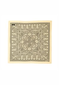 Czarna i biała apaszka w wzór paisley na kremowym tle, z misternymi wzorami i obramowaniem z dekoracyjnymi akcentami.