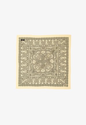 Czarny wzór paisley na kremowej tkaninie, z misternymi desenami i wzorami na krawędziach. Kwadratowy kształt, miękka tekstura, idealna do różnych zastosowań.