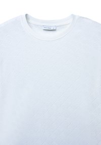 Camicia bianca a maniche corte con una sottile trama a rombi e scollatura rotonda, etichettata taglia grande dal marchio Calliope.