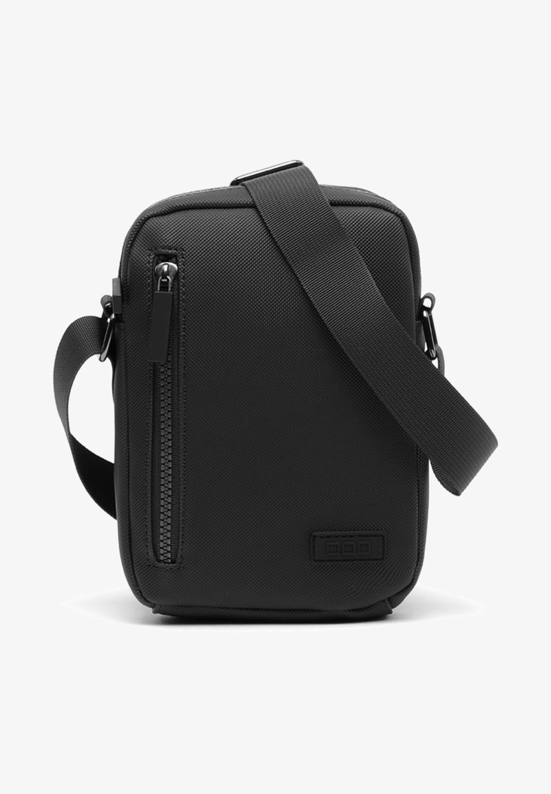 Borsa a tracolla rettangolare nera realizzata in tessuto testurizzato, con tasca frontale con zip, tracolla regolabile e un piccolo logo decorativo.