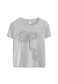 Grå bomulds t-shirt med korte ærmer, der har et tekstureret flæse-design i form af en snoet linje på fronten.