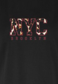 Zwarte t-shirt met "NYC" in een luipaardprint en "BROOKLYN" in een contrasterend bordeauxrode lettertype, beide geborduurd op de voorkant.