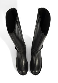 Bottes en cuir noir montantes avec une finition lisse, des zips sur les côtés et des sangles ajustables autour des chevilles. Semelles plates et design épuré.