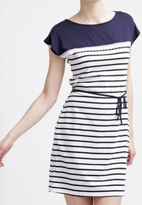 Vestido a rayas con una parte superior azul marino, tejido blanco con rayas azul marino, mangas cortas y un cinturón a juego en la cintura. Delicado borde de encaje.