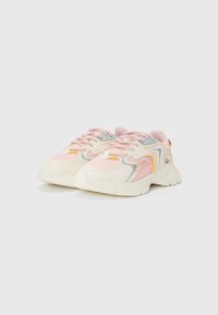 Lacoste sneakers i hvit, rosa og blå. Har mesh-paneler, teksturerte lag og en stor såle. Logotypen er på siden og snøringene.