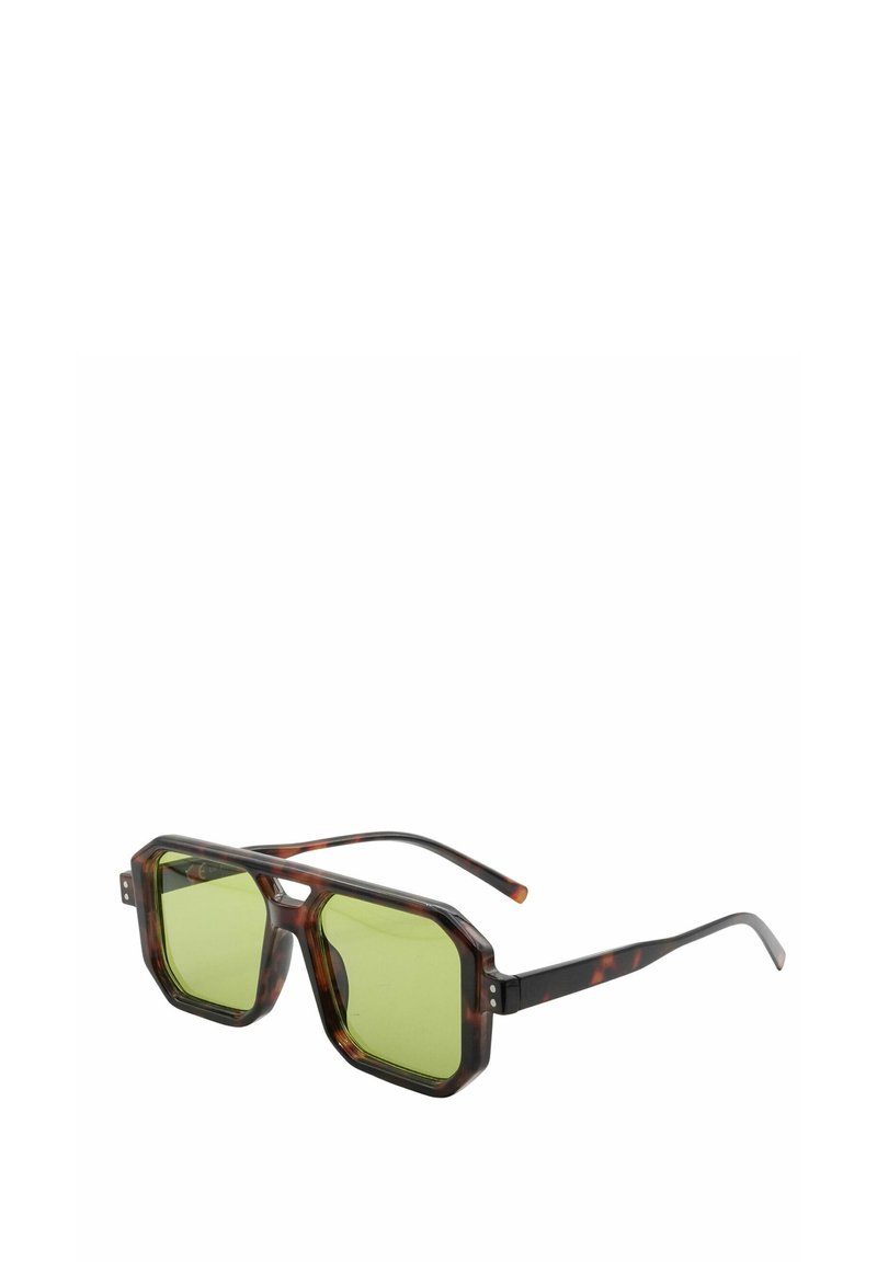 Occhiali da sole ottagonali con montatura in tartaruga marrone e lenti verde scuro. Presentano bracci neri sottili e dettagli metallici sulle cerniere.
