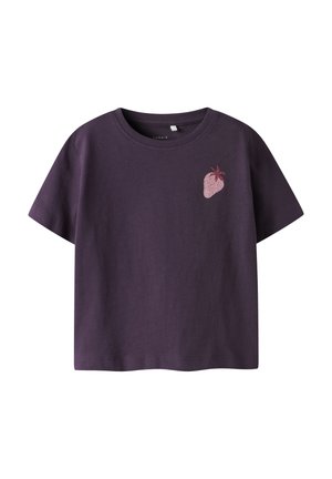 Camiseta de manga corta color púrpura oscuro con cuello redondo y un pequeño gráfico rosa de una fresa en la parte superior izquierda del pecho.