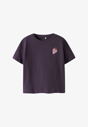 Camiseta de manga corta color púrpura oscuro con cuello redondo y un pequeño gráfico rosa de una fresa en la parte superior izquierda del pecho.