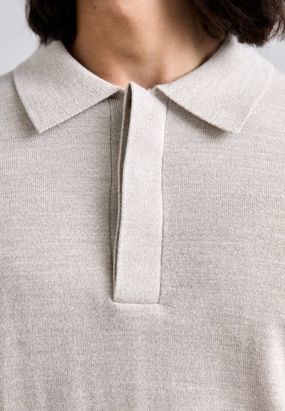 NN.07 EMERSON beżowy