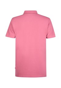 Polo rose à manches courtes avec col, en coton. Présente une coupe droite et un design minimal sans motifs ni accents visibles.