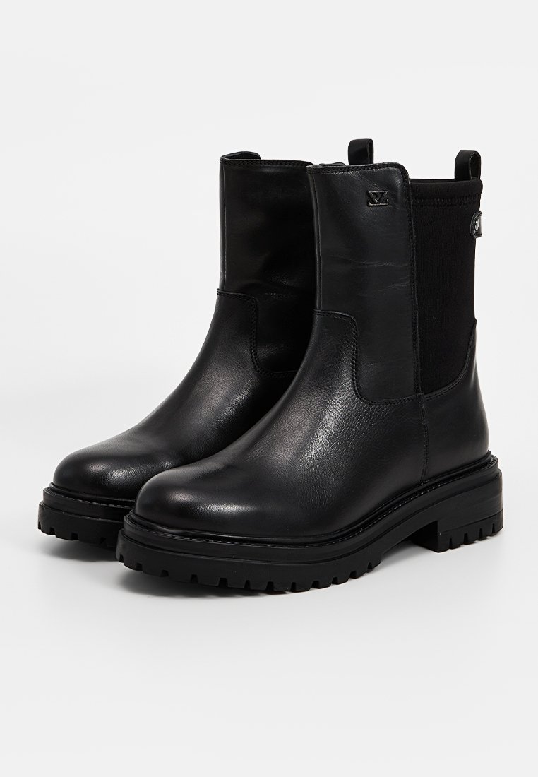 Schwarze Knöchelstiefel aus glattem Leder mit elastischen seitlichen Einsätzen, dicke Gummisohlen und einer Zuglasche für einfaches An- und Ausziehen.