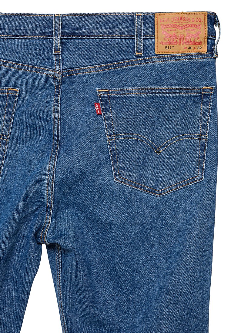 Donkerblauwe denim jeans met een rechte snit, voorzien van een leren achterpatch en twee achterzakken met kenmerkende stiksels.