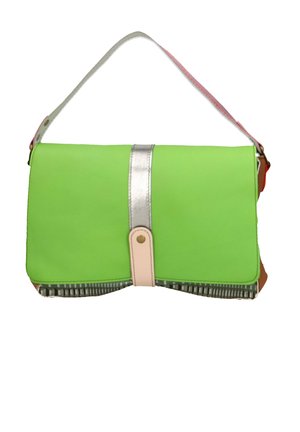 Pochette verte avec une bande argentée et une sangle rose. Caractérisée par une section inférieure à motifs et une fermeture à pression circulaire.