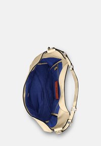 Beige leren handtas met een gladde textuur, voorzien van een blauwe suède binnenkant en een afneembare riem. Inclusief vakken met ritssluiting voor organisatie.