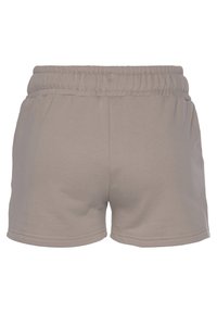 Pantaloni corti in cotone grigio con cintura elastica, caratterizzati da un design semplice, lunghezza corta e texture liscia. Nessuna tasca o dettaglio visibile.