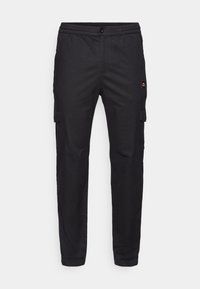 Zwarte cargos met een lichte stof en een elastische tailleband, voorzien van zijzakken en een klein logo patch aan de linkerkant.