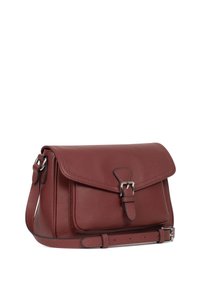 Borsa a spalla in pelle marrone con chiusura a pattina, hardware in argento, tracolla regolabile e superficie testurizzata. Forma rettangolare compatta.
