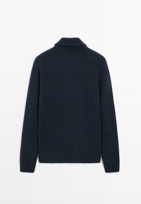 Maglione a coste blu navy con maniche lunghe e colletto corto, mostrato da dietro su uno sfondo bianco.