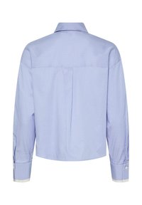Camisa de rayas azul claro con mangas largas, collar y puños abotonados. La tela tiene una textura suave con rayas verticales.