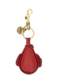 Portachiavi in pelle rossa a forma di goccia con cuciture marroni. Presenta una clip in ottone e un charm rotondo decorativo attaccato.