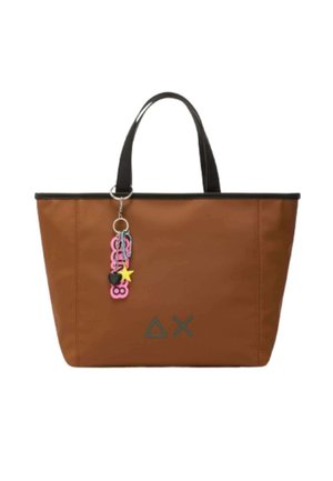 Borsa a tracolla marrone con manici neri, caratterizzata da un portachiavi con accenti rosa e neri, e un logo geometrico grigio sul davanti.