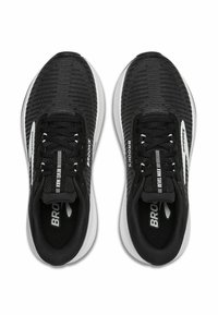 Čierne sieťované športové topánky s bielymi podrážkami, s textúrovaným vzorom, čiernymi šnúrkami a detailmi značky na jazyku a boku.