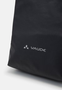 Borsa tote nera realizzata in tessuto texturizzato, con logo "Vaude" in argento su un lato. Design semplice e funzionale.