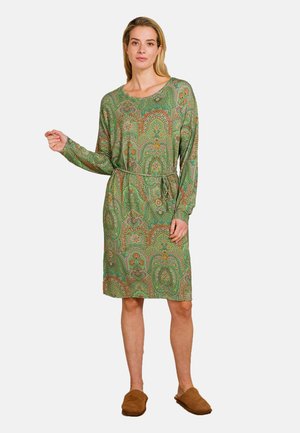 Groene lange mouw jurk met een paisley patroon, een gecinched taille en zachte draping. De stof lijkt zacht met een lichtgewicht textuur.