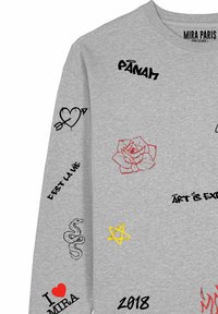Felpa grigia con varie stampe grafiche: cuore, serpente, rosa, stella e testo in nero, rosso e giallo. Materiale di cotone, collo rotondo.