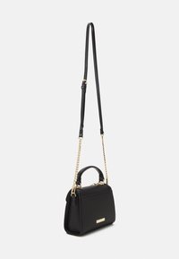 Borsa a mano in pelle nera con manico corto, tracolla lunga regolabile che combina pelle nera e catena dorata, e placca con logo dorato sul davanti.