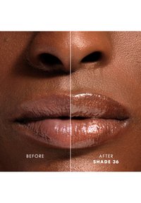 Leppekomparasjon: venstre side uten noe, lys rosa; høyre side med glans, dypere rosa-brun nyanse 36, som viser forskjeller i glans og tekstur.