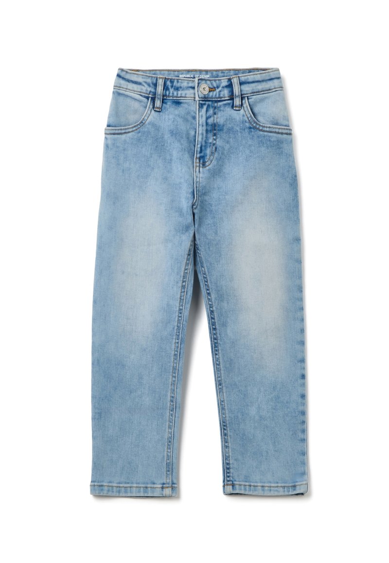 Jeans de mezclilla de color azul claro, de tiro medio, diseño de cinco bolsillos, pierna recta, acabado desgastado con sutiles detalles de costura. Cierre delantero con botón y cremallera.