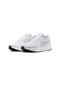 Scarpe da corsa bianche in rete con un design leggero, dotate di una tomaia testurizzata, punta rotonda, lacci e una suola in gomma nera.