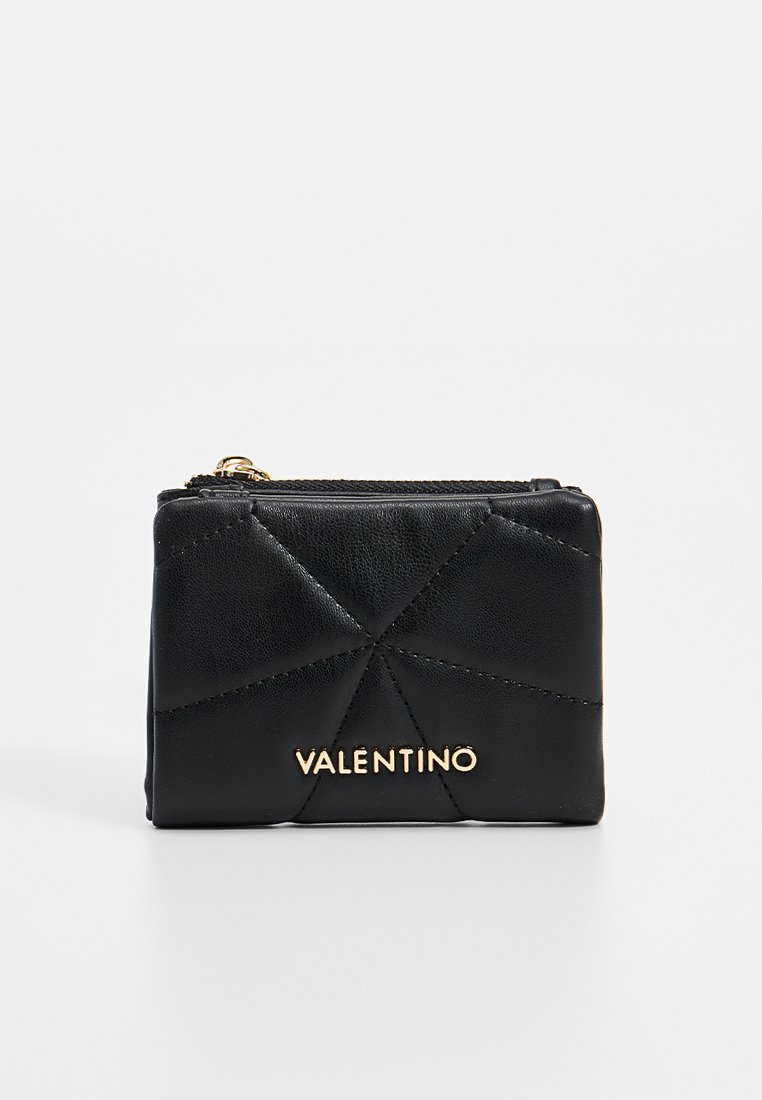 Zwarte leren portemonnee met een gequilt ontwerp en gouden "Valentino" logo. Voorzien van een ritsluiting en een compacte rechthoekige vorm.