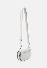 Borsa a tracolla bianca in pelle con forma curvata, dotata di profili neri a contrasto e una tracolla morbida e regolabile. Elementi in metallo argentato.