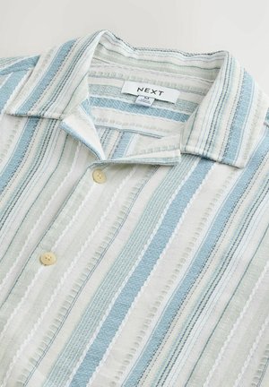 Īsām piedurknēm apģērbs ar apkakli, izgatavots no vieglas auduma, ar ziliem un zaļiem vertikāliem svītrām, baltām akcentiem un divām bēšām pogām priekšpusē.