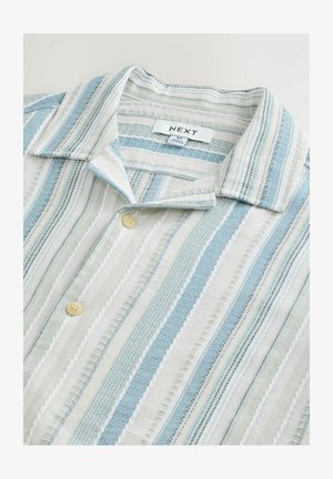 Kortærmet skjorte med krave i let stof, prydet med blå og grønne lodrette striber, hvide accenter og to beige knapper foran.