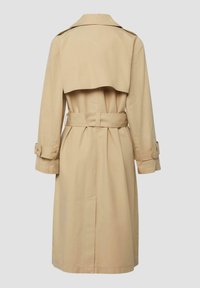 Beiger Trenchcoat mit Gürtel in der Taille, Rückenpasse, geknöpften Manschetten und langen Ärmeln, von hinten vor schlichtem Hintergrund gezeigt.