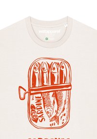 Cremfarbener T-Shirt mit einem orangefarbenen Grafik einer Sardinendose, die Fische, Zitrone und den Text "SARDINE" und "SARDINE FILLET IN OILY" zeigt.