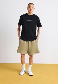 Nike Sportswear TEE - Trükipildiga T-särk - black