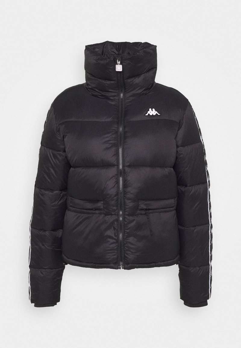 Veste matelassée noire avec col haut, fermeture éclair intégrale à l'avant, poches latérales et logo blanc sur la poitrine ainsi que des bandes sur les manches.