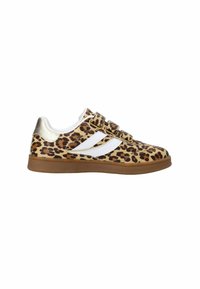 Leopardprint sneakers met gouden accenten, witte strepen en een bruine zool. Beschikt over een gesloten neus en verstelbare klittenbandsluitingen.