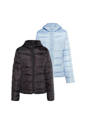 Due giacche imbottite con cappuccio, una nera e una azzurro chiaro, esposte affiancate con chiusura frontale con zip.