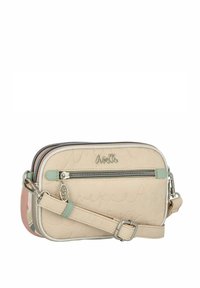 Bolso bandolera beige con superficie texturizada, con logotipo en relieve, herrajes en plata y detalles en verde menta. Incluye una correa ajustable.