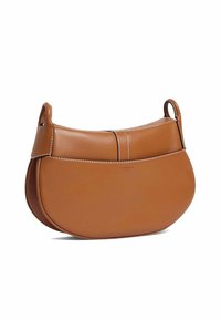 Borsa a tracolla in pelle marrone dalla forma arrotondata, caratterizzata da cuciture bianche a contrasto e due manici superiori. Texture liscia e design minimalista.