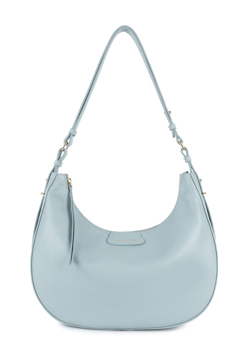 Sac à main en cuir bleu clair avec une forme arrondie, une fine bandoulière et un accent en métal doré. Il dispose d'un détail de poche zippée.