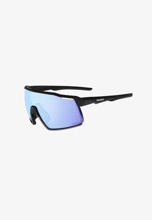 Czarne sportowe okulary przeciwsłoneczne z niebieskim lustrzanym, otaczającym soczewką i logo "SINNER" na zausznikach oraz soczewce.