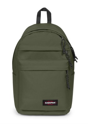 Grüner Eastpak-Rucksack mit vorderen und oberen Reißverschlussfächern und schwarzer Schlaufe oben vor weißem Hintergrund.